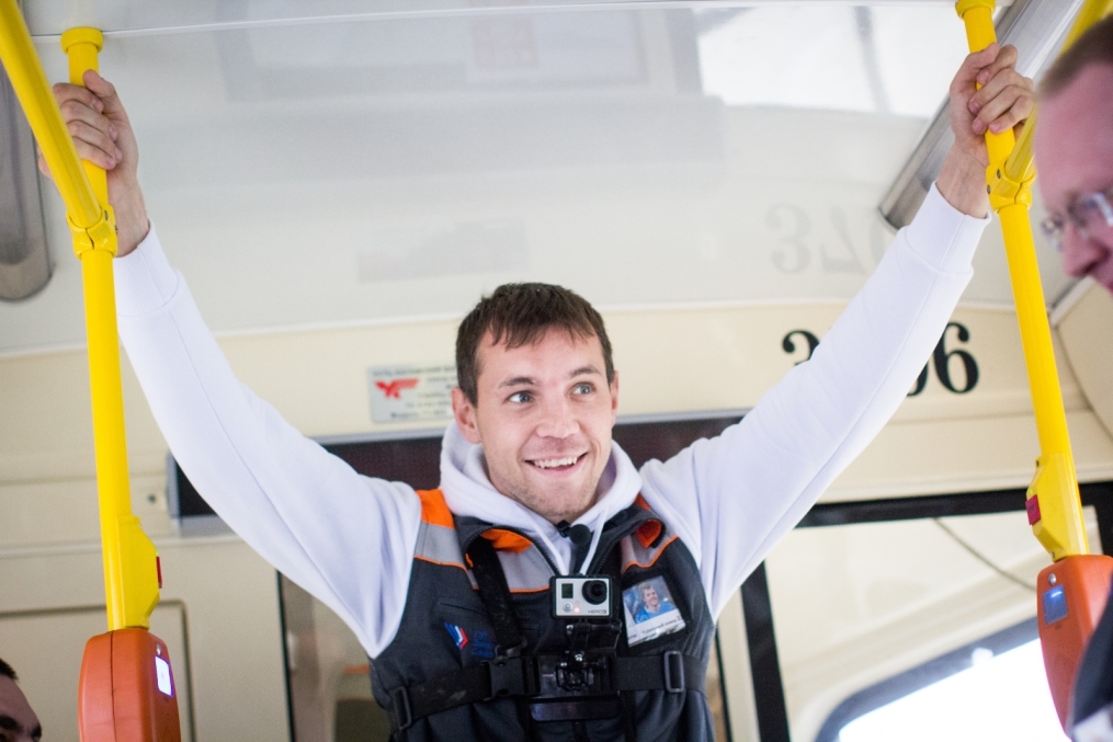 «Давай-давай!»: нападающий ФК «Зенит» Артём Дзюба поработал кондуктором трамвая в поддержку благотворительного проекта «Зенита» и «Русфонда».