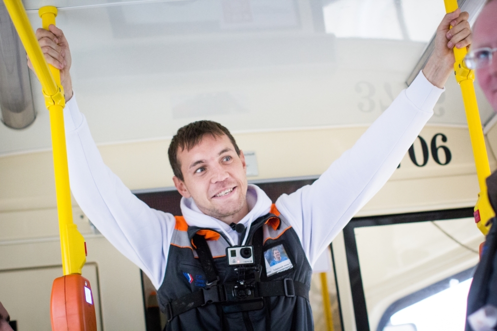 «Давай-давай!»: нападающий ФК «Зенит» Артём Дзюба поработал кондуктором трамвая в поддержку благотворительного проекта «Зенита» и «Русфонда».