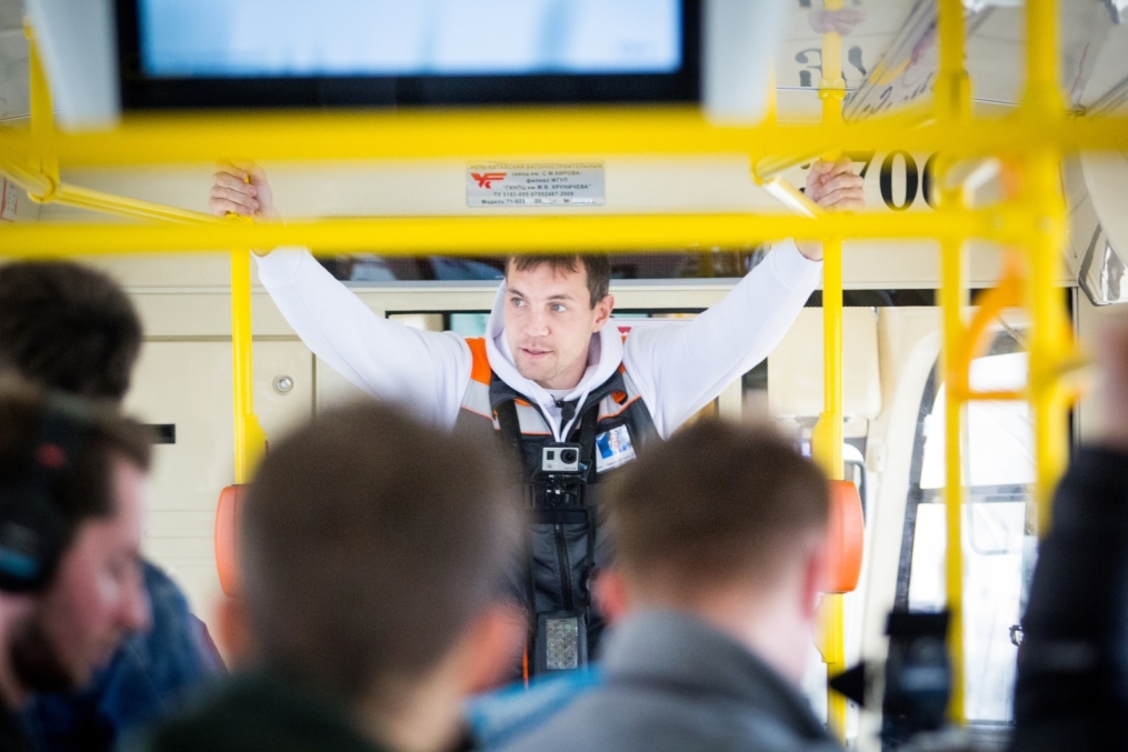 «Давай-давай!»: нападающий ФК «Зенит» Артём Дзюба поработал кондуктором трамвая в поддержку благотворительного проекта «Зенита» и «Русфонда».