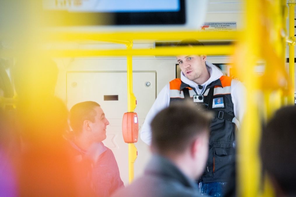 «Давай-давай!»: нападающий ФК «Зенит» Артём Дзюба поработал кондуктором трамвая в поддержку благотворительного проекта «Зенита» и «Русфонда».