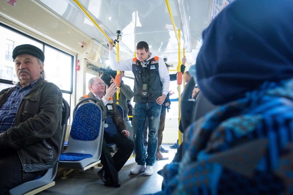«Давай-давай!»: нападающий ФК «Зенит» Артём Дзюба поработал кондуктором трамвая в поддержку благотворительного проекта «Зенита» и «Русфонда».