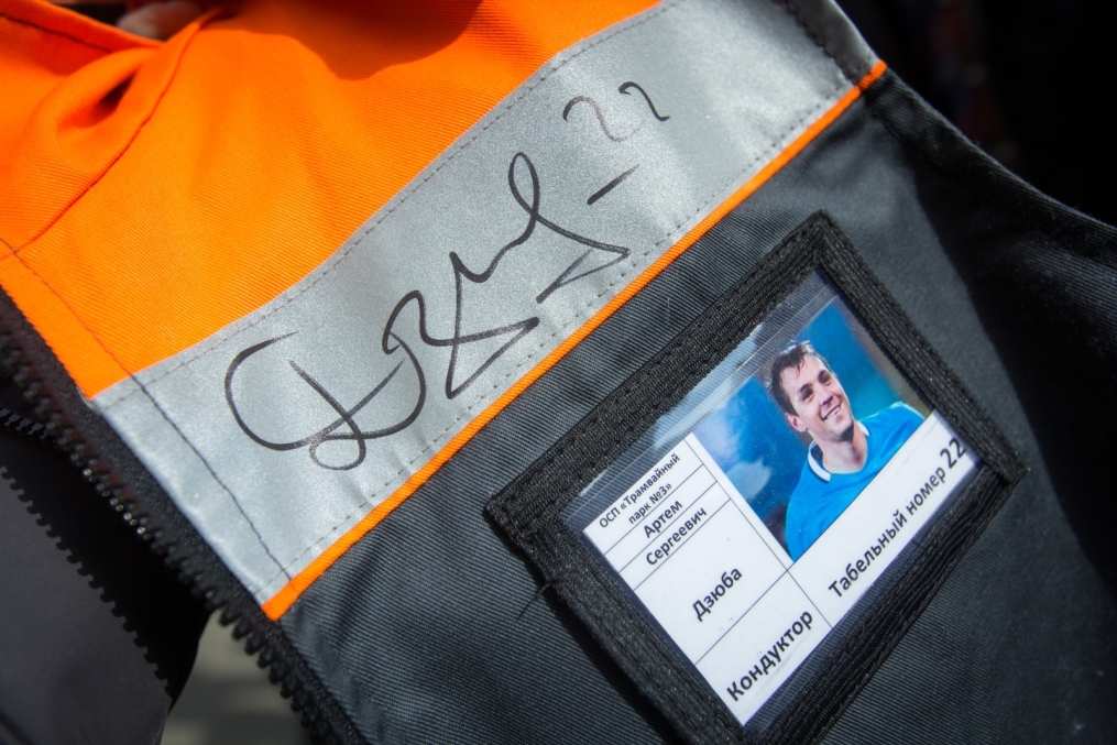 «Давай-давай!»: нападающий ФК «Зенит» Артём Дзюба поработал кондуктором трамвая в поддержку благотворительного проекта «Зенита» и «Русфонда».