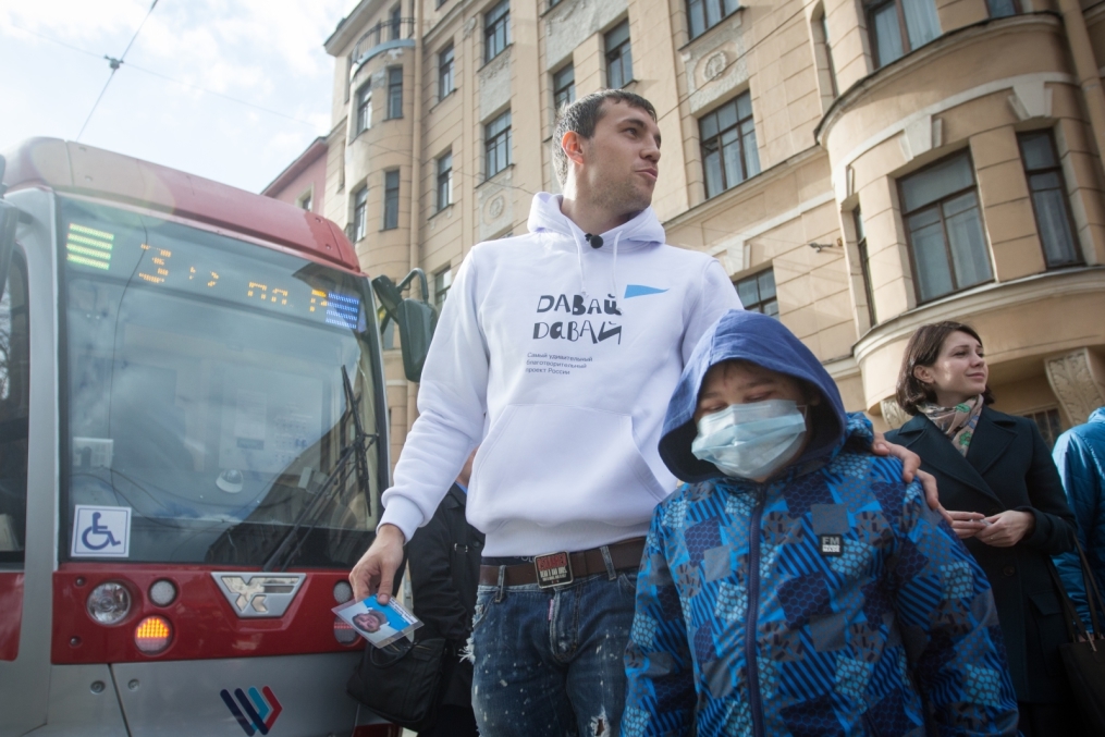 «Давай-давай!»: нападающий ФК «Зенит» Артём Дзюба поработал кондуктором трамвая в поддержку благотворительного проекта «Зенита» и «Русфонда».