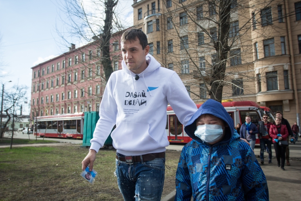 «Давай-давай!»: нападающий ФК «Зенит» Артём Дзюба поработал кондуктором трамвая в поддержку благотворительного проекта «Зенита» и «Русфонда».