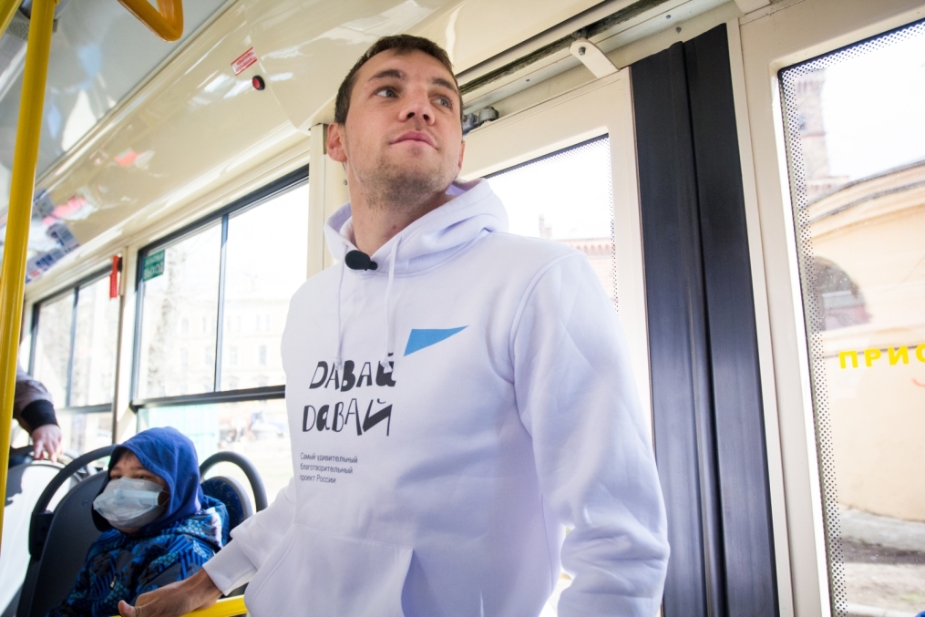 «Давай-давай!»: нападающий ФК «Зенит» Артём Дзюба поработал кондуктором трамвая в поддержку благотворительного проекта «Зенита» и «Русфонда».