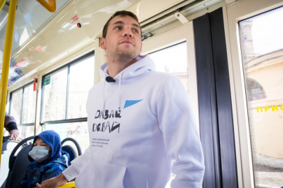 «Давай-давай!»: нападающий ФК «Зенит» Артём Дзюба поработал кондуктором трамвая в поддержку благотворительного проекта «Зенита» и «Русфонда».
