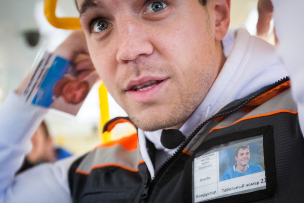 «Давай-давай!»: нападающий ФК «Зенит» Артём Дзюба поработал кондуктором трамвая в поддержку благотворительного проекта «Зенита» и «Русфонда».