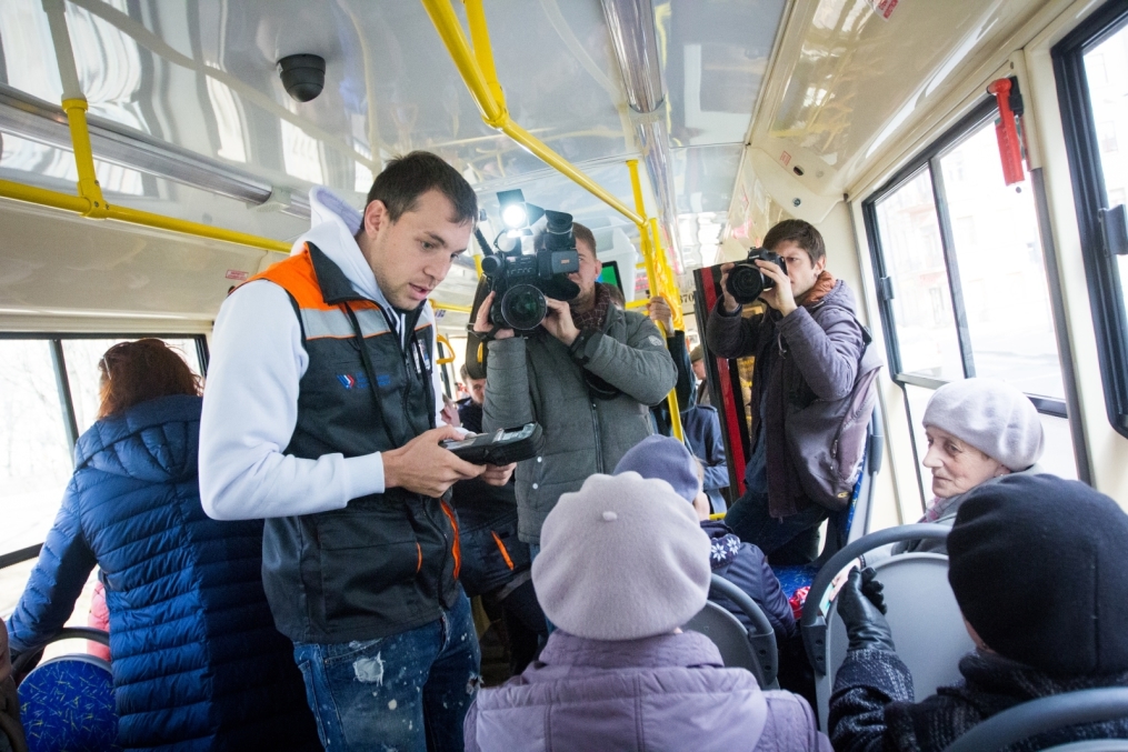 «Давай-давай!»: нападающий ФК «Зенит» Артём Дзюба поработал кондуктором трамвая в поддержку благотворительного проекта «Зенита» и «Русфонда».