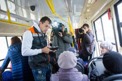 «Давай-давай!»: нападающий ФК «Зенит» Артём Дзюба поработал кондуктором трамвая в поддержку благотворительного проекта «Зенита» и «Русфонда».