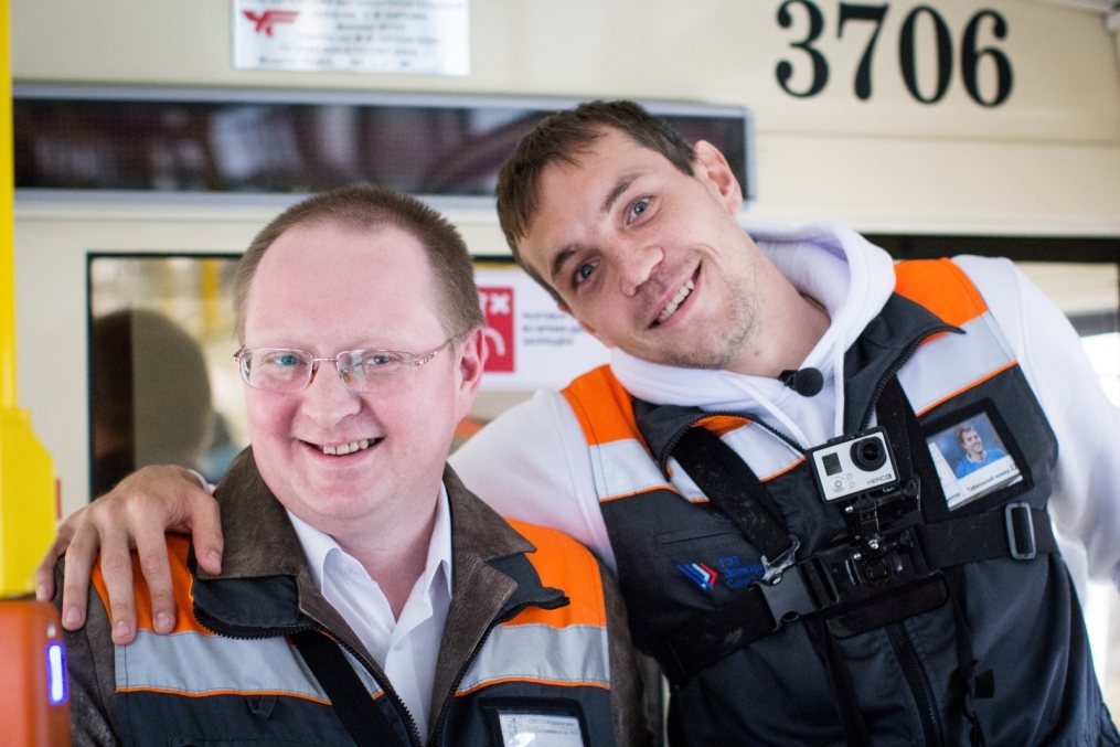 «Давай-давай!»: нападающий ФК «Зенит» Артём Дзюба поработал кондуктором трамвая в поддержку благотворительного проекта «Зенита» и «Русфонда».