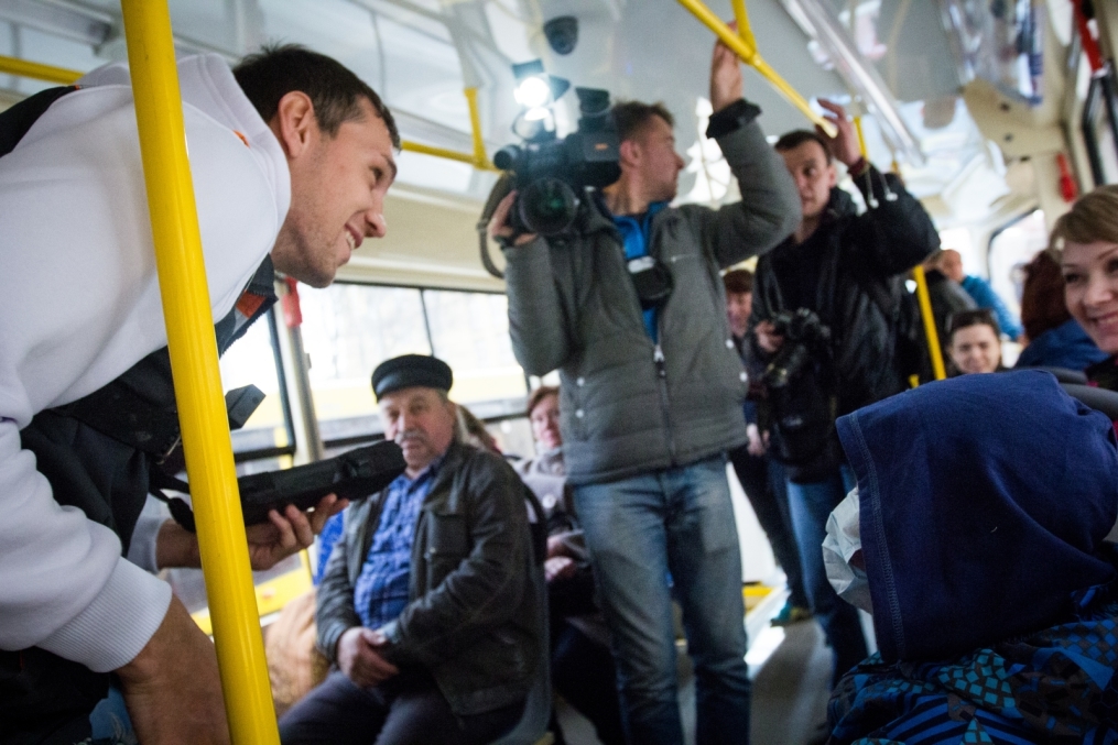 «Давай-давай!»: нападающий ФК «Зенит» Артём Дзюба поработал кондуктором трамвая в поддержку благотворительного проекта «Зенита» и «Русфонда».