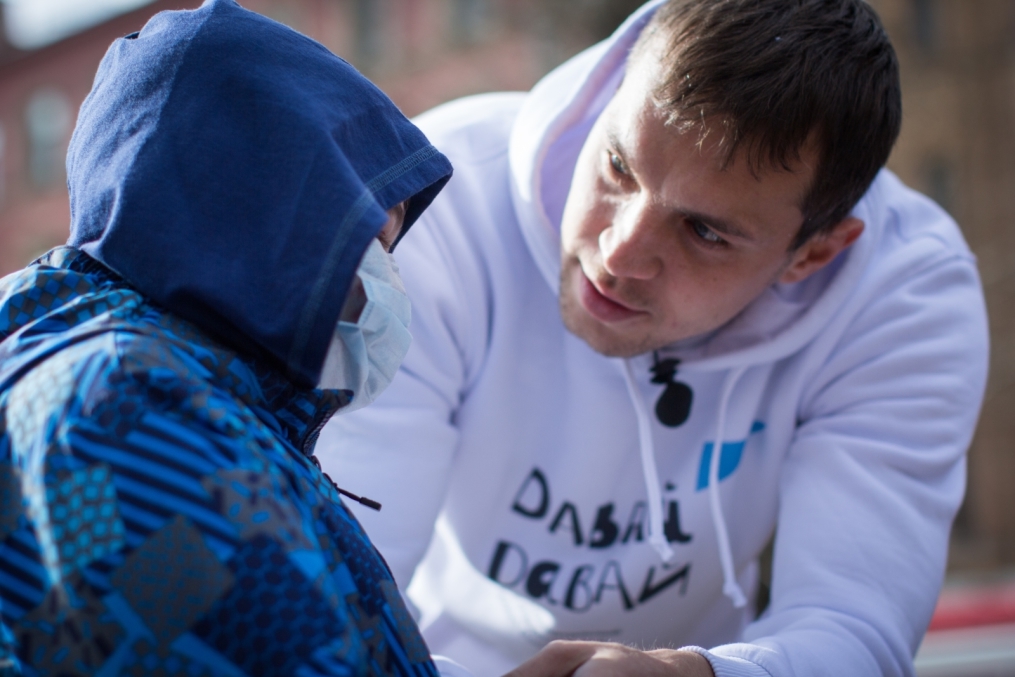 «Давай-давай!»: нападающий ФК «Зенит» Артём Дзюба поработал кондуктором трамвая в поддержку благотворительного проекта «Зенита» и «Русфонда».