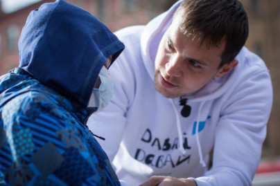 «Давай-давай!»: нападающий ФК «Зенит» Артём Дзюба поработал кондуктором трамвая в поддержку благотворительного проекта «Зенита» и «Русфонда».