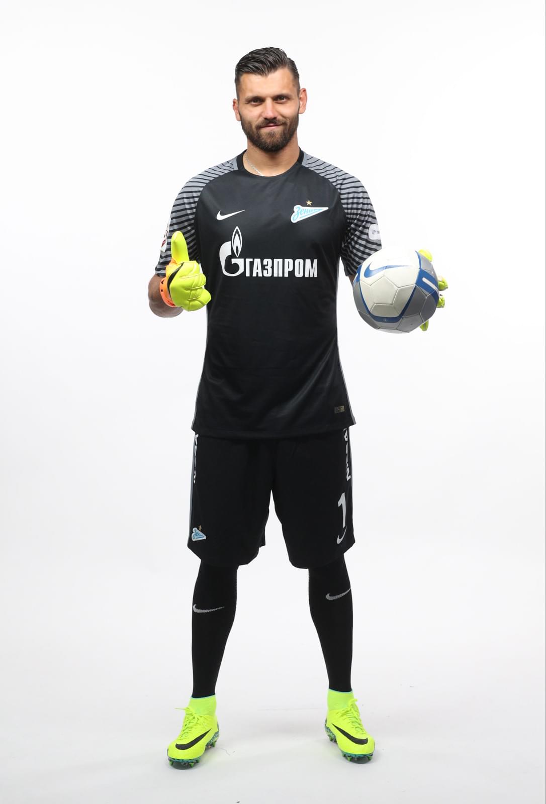 Фотосессия футболистов и тренеров основного состава ФК «Зенит» сезона 2016/2017