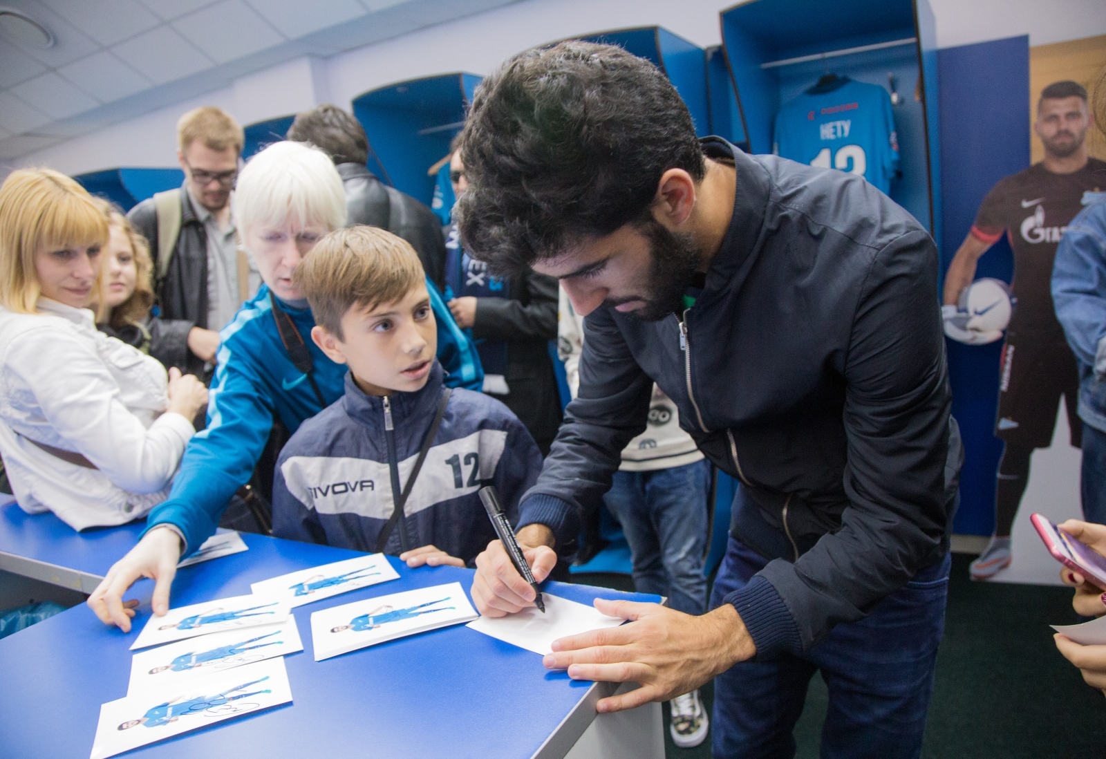 Автограф-сессия Луиша Нету, защитника «Зенита»