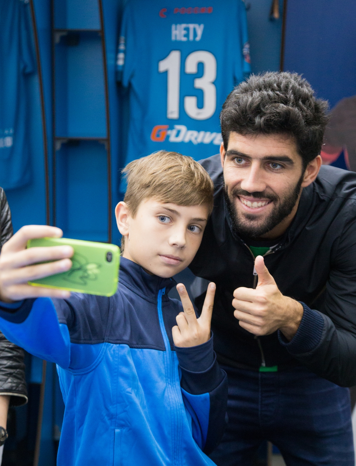 Автограф-сессия Луиша Нету, защитника «Зенита»