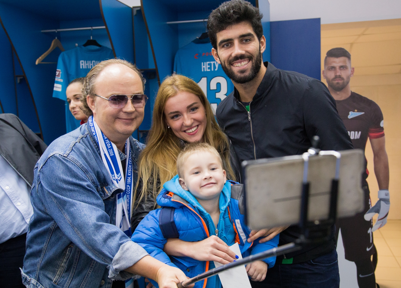 Автограф-сессия Луиша Нету, защитника «Зенита»