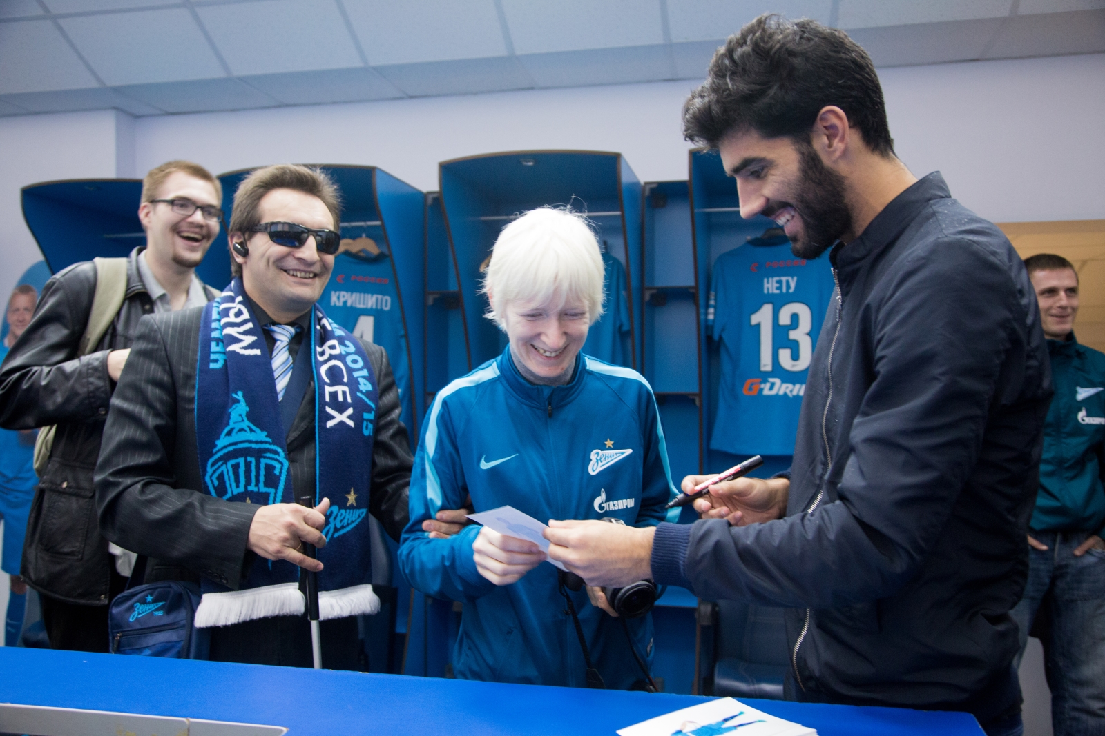 Автограф-сессия Луиша Нету, защитника «Зенита»