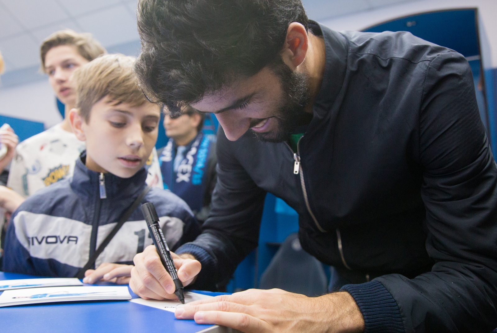 Автограф-сессия Луиша Нету, защитника «Зенита»