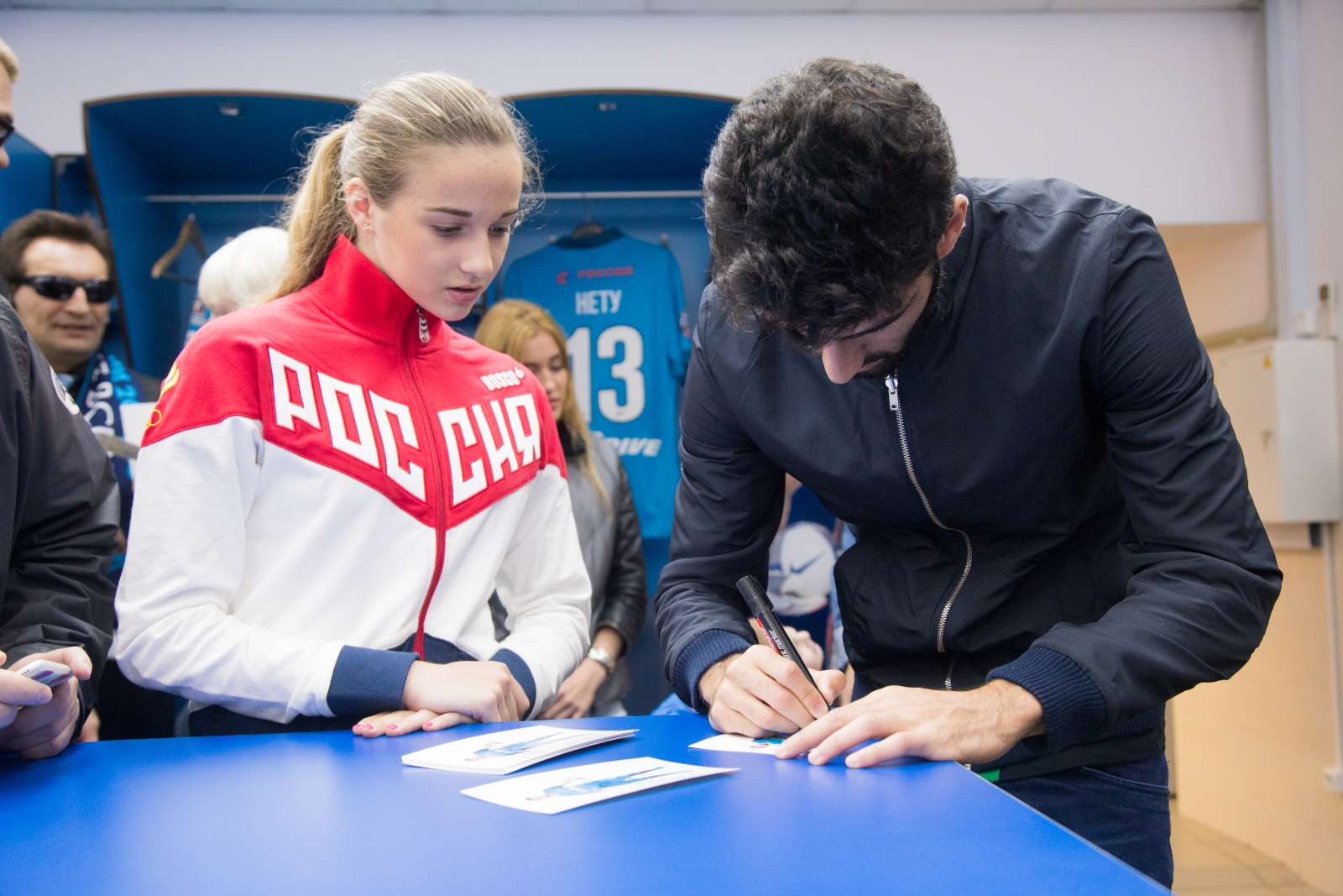 Автограф-сессия Луиша Нету, защитника «Зенита»