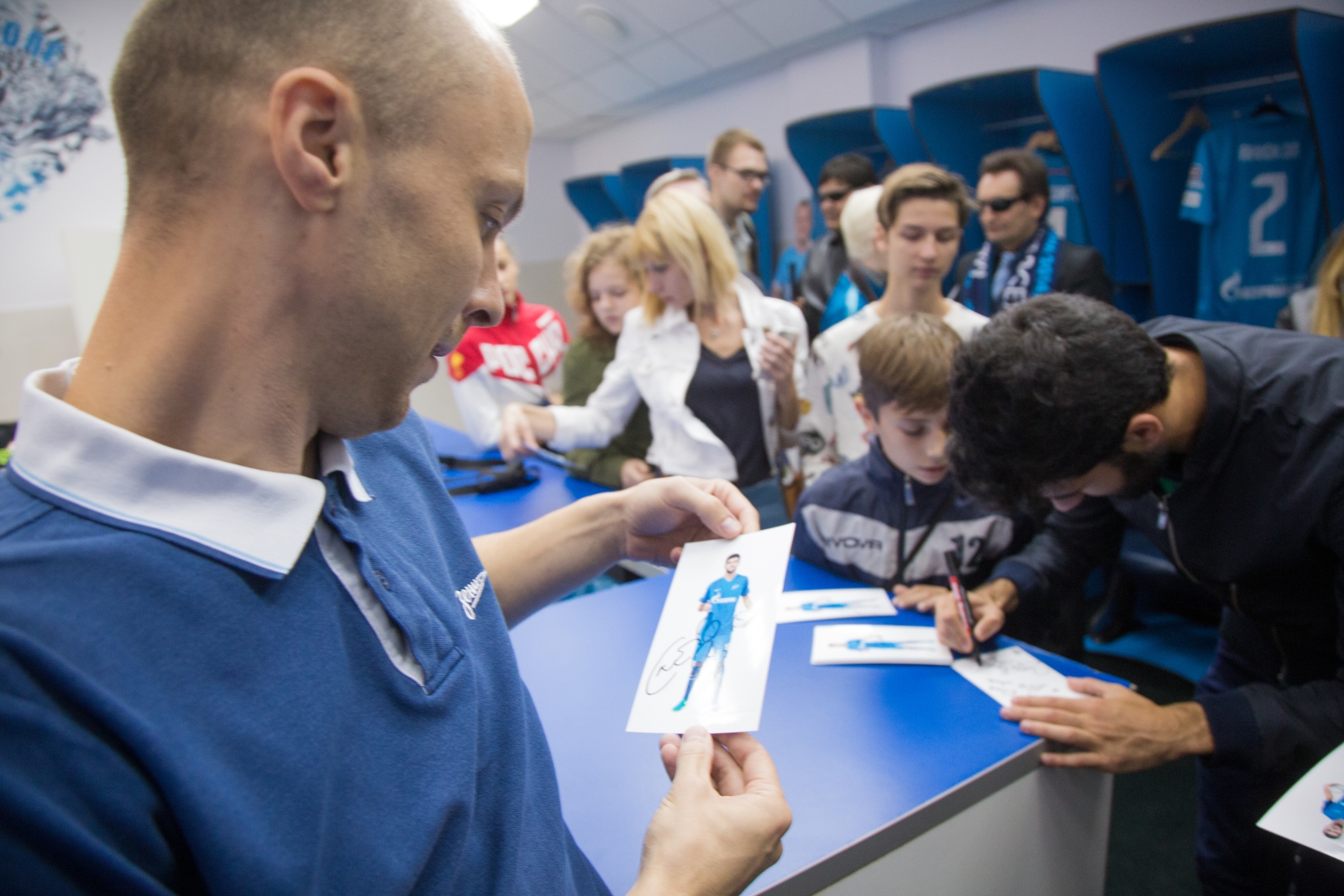 Автограф-сессия Луиша Нету, защитника «Зенита»