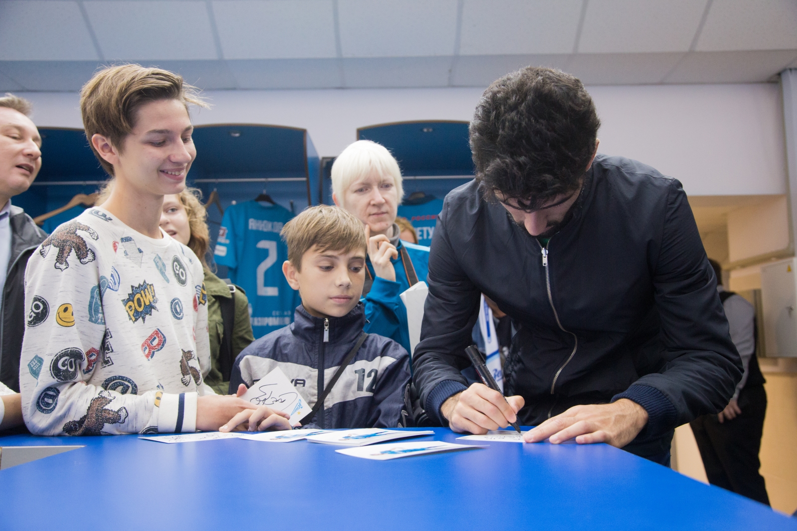 Автограф-сессия Луиша Нету, защитника «Зенита»