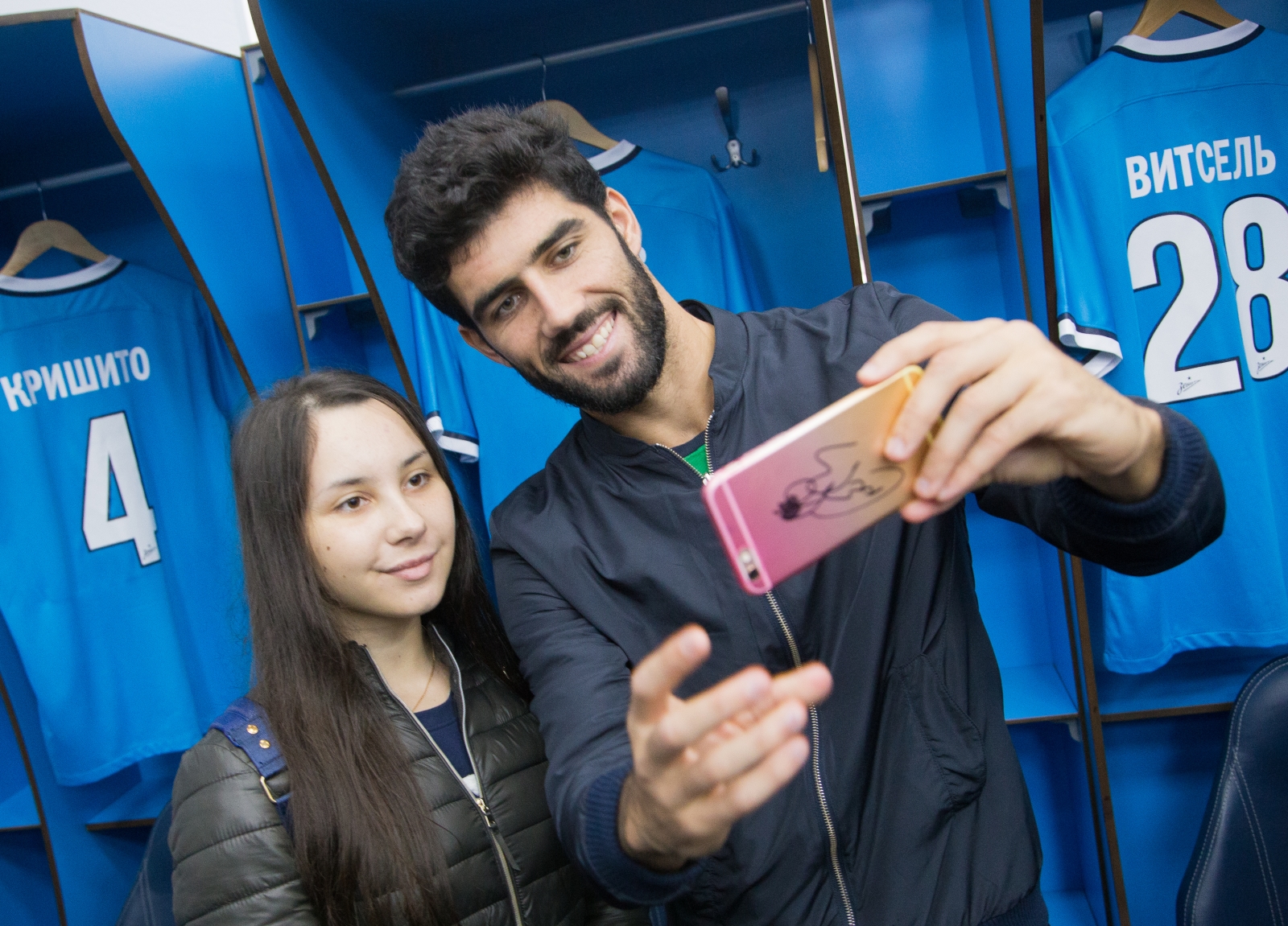 Автограф-сессия Луиша Нету, защитника «Зенита»