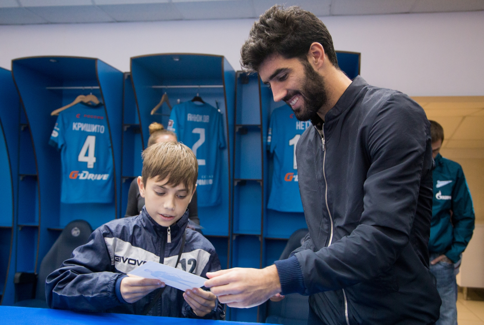 Автограф-сессия Луиша Нету, защитника «Зенита»