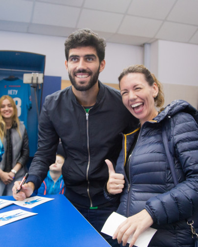 Автограф-сессия Луиша Нету, защитника «Зенита»