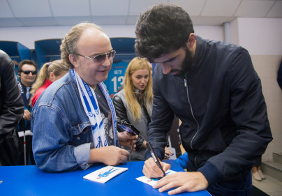 Автограф-сессия Луиша Нету, защитника «Зенита»