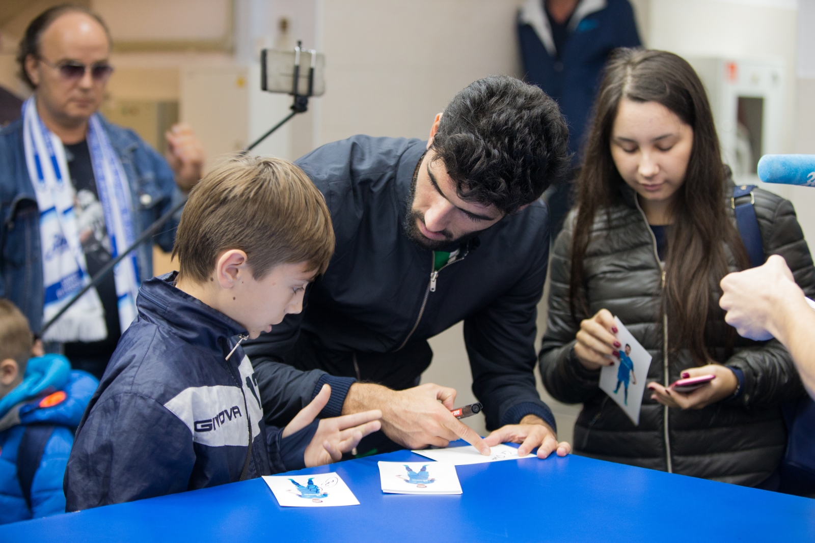 Автограф-сессия Луиша Нету, защитника «Зенита»