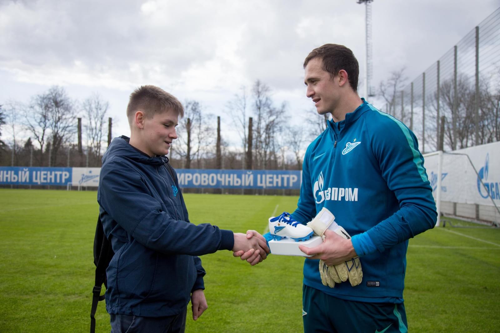 Никита Иванов, болельщик «Зенита» вручил награду «G-Drive. Лучший игрок апреля» голкиперу «Зенита» Андрею Луневу