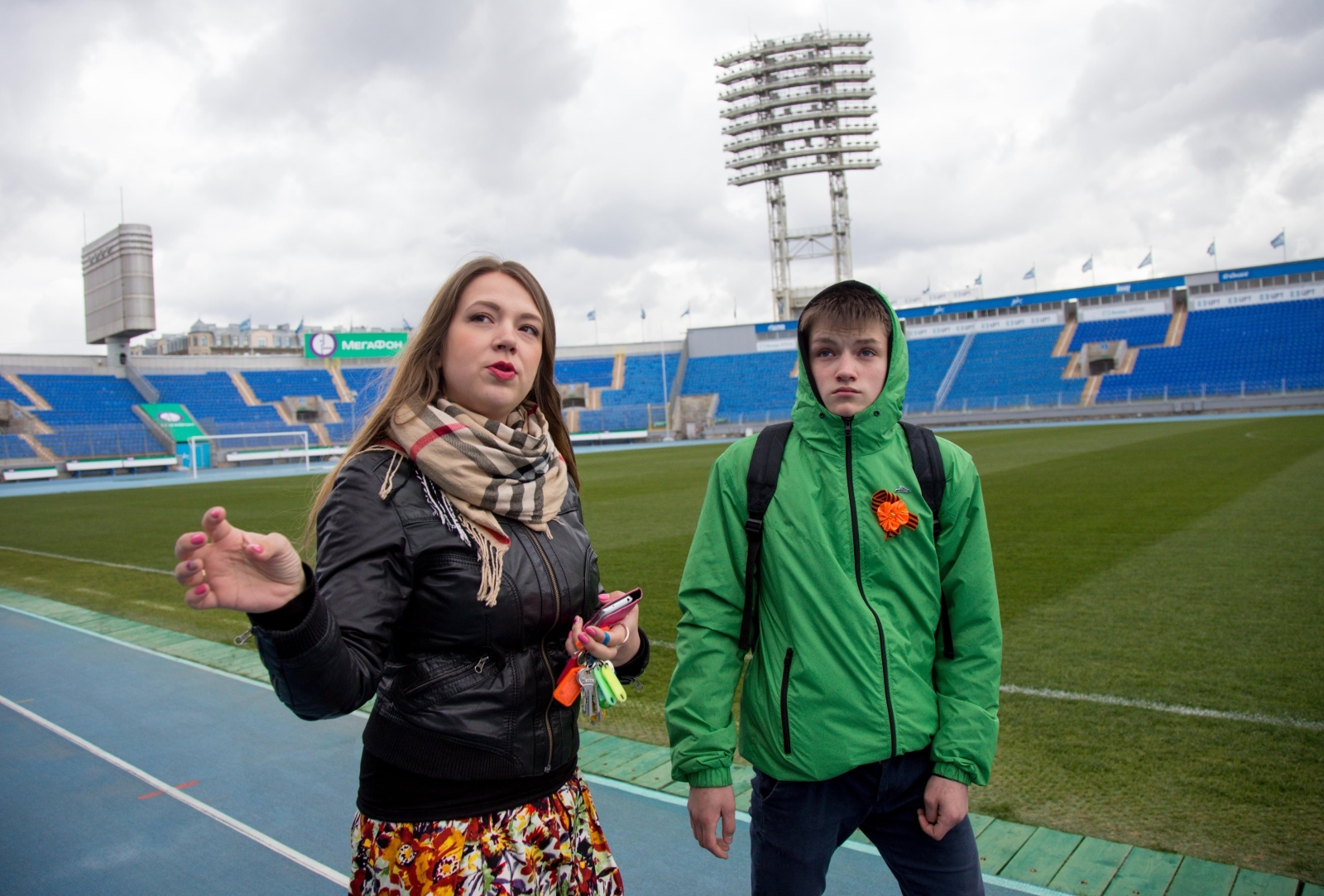 Никита Иванов, болельщик «Зенита» вручил награду «G-Drive. Лучший игрок апреля» голкиперу «Зенита» Андрею Луневу