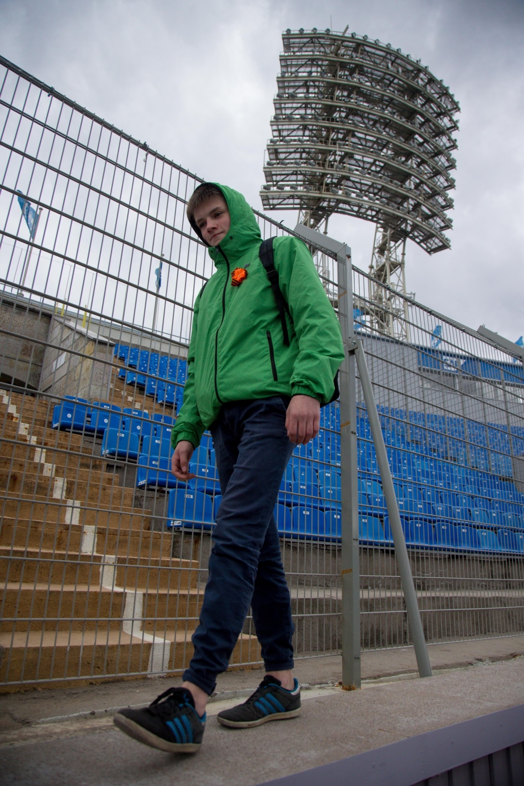 Никита Иванов, болельщик «Зенита» вручил награду «G-Drive. Лучший игрок апреля» голкиперу «Зенита» Андрею Луневу