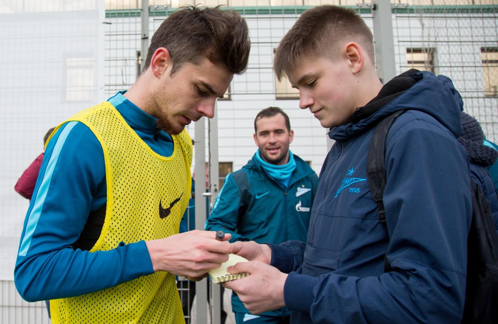 Никита Иванов, болельщик «Зенита» вручил награду «G-Drive. Лучший игрок апреля» голкиперу «Зенита» Андрею Луневу