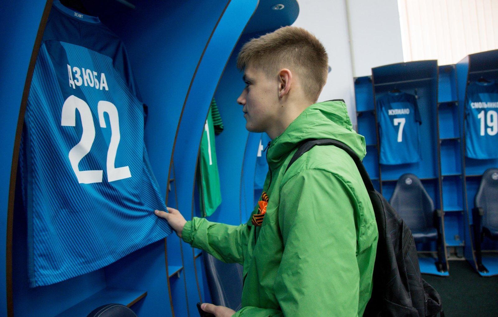 Никита Иванов, болельщик «Зенита» вручил награду «G-Drive. Лучший игрок апреля» голкиперу «Зенита» Андрею Луневу