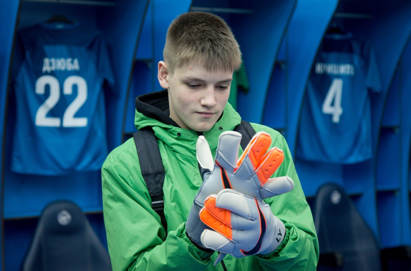 Никита Иванов, болельщик «Зенита» вручил награду «G-Drive. Лучший игрок апреля» голкиперу «Зенита» Андрею Луневу