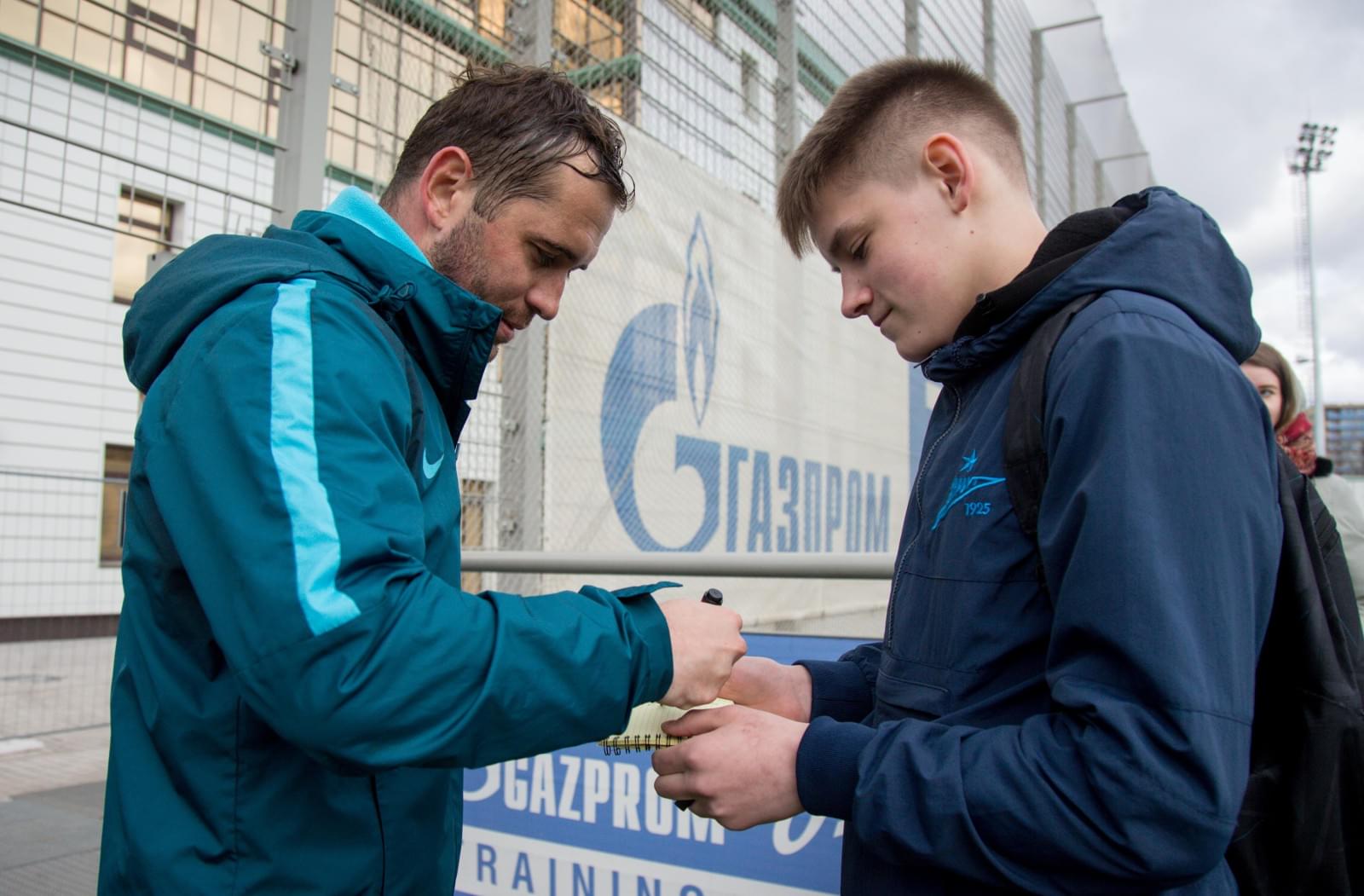 Никита Иванов, болельщик «Зенита» вручил награду «G-Drive. Лучший игрок апреля» голкиперу «Зенита» Андрею Луневу