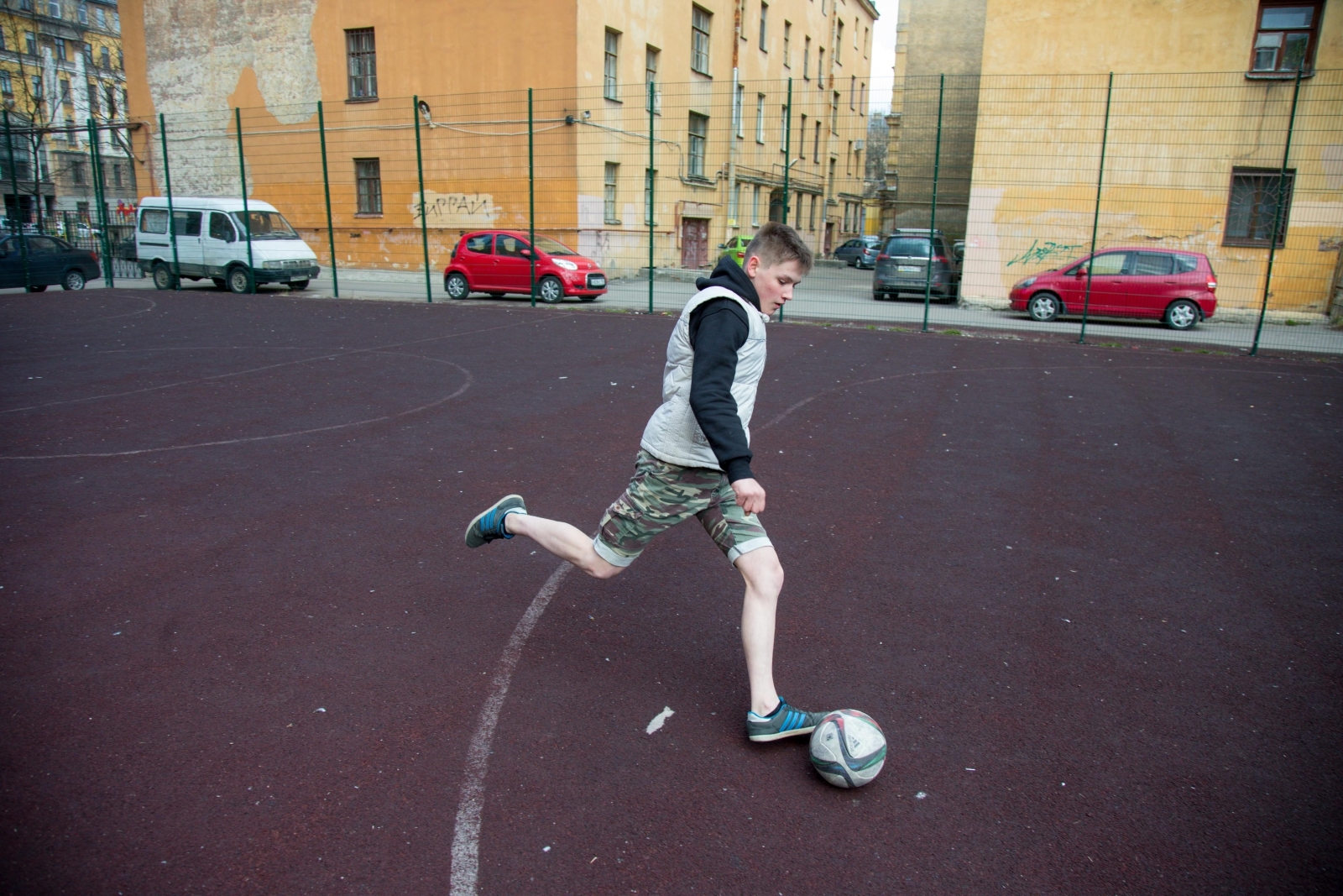 Никита Иванов, болельщик «Зенита» вручил награду «G-Drive. Лучший игрок апреля» голкиперу «Зенита» Андрею Луневу