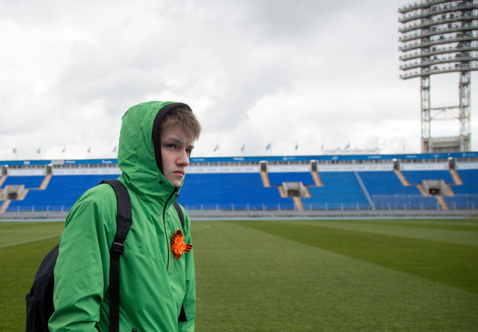 Никита Иванов, болельщик «Зенита» вручил награду «G-Drive. Лучший игрок апреля» голкиперу «Зенита» Андрею Луневу