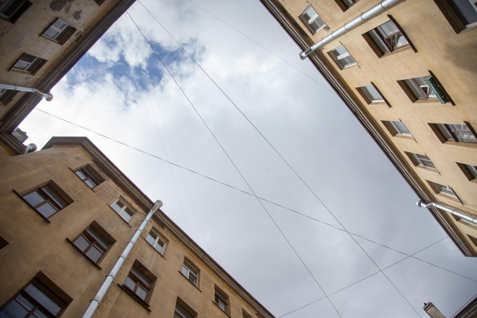 Никита Иванов, болельщик «Зенита» вручил награду «G-Drive. Лучший игрок апреля» голкиперу «Зенита» Андрею Луневу