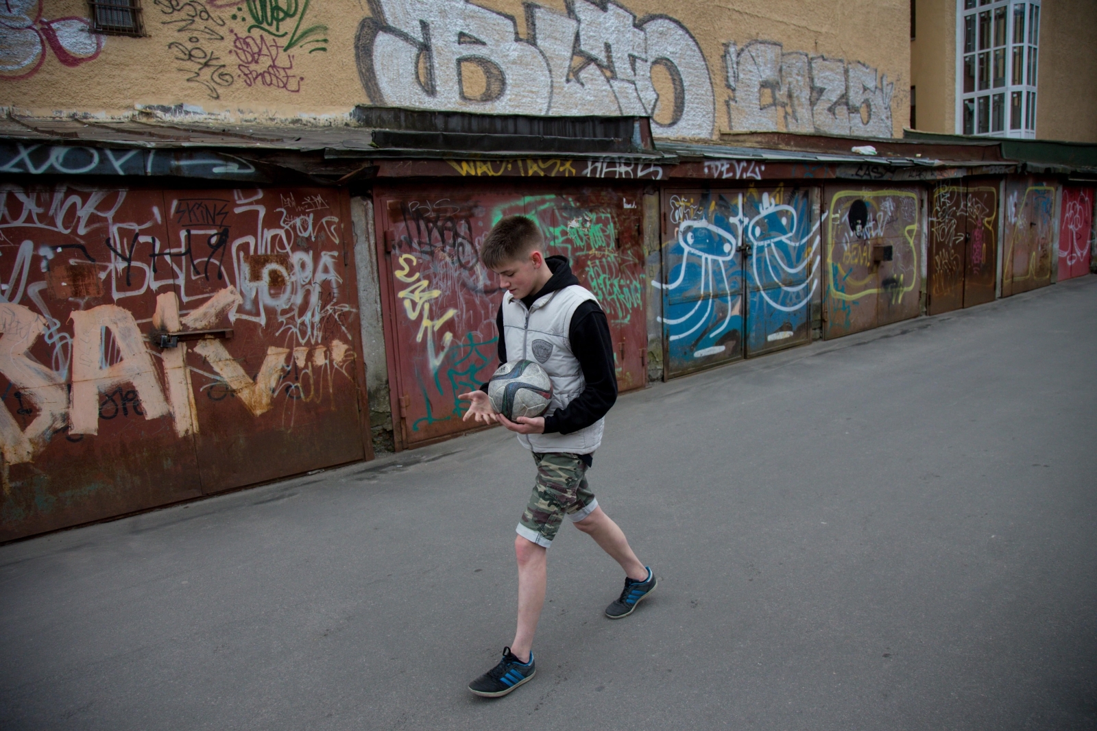 Никита Иванов, болельщик «Зенита» вручил награду «G-Drive. Лучший игрок апреля» голкиперу «Зенита» Андрею Луневу