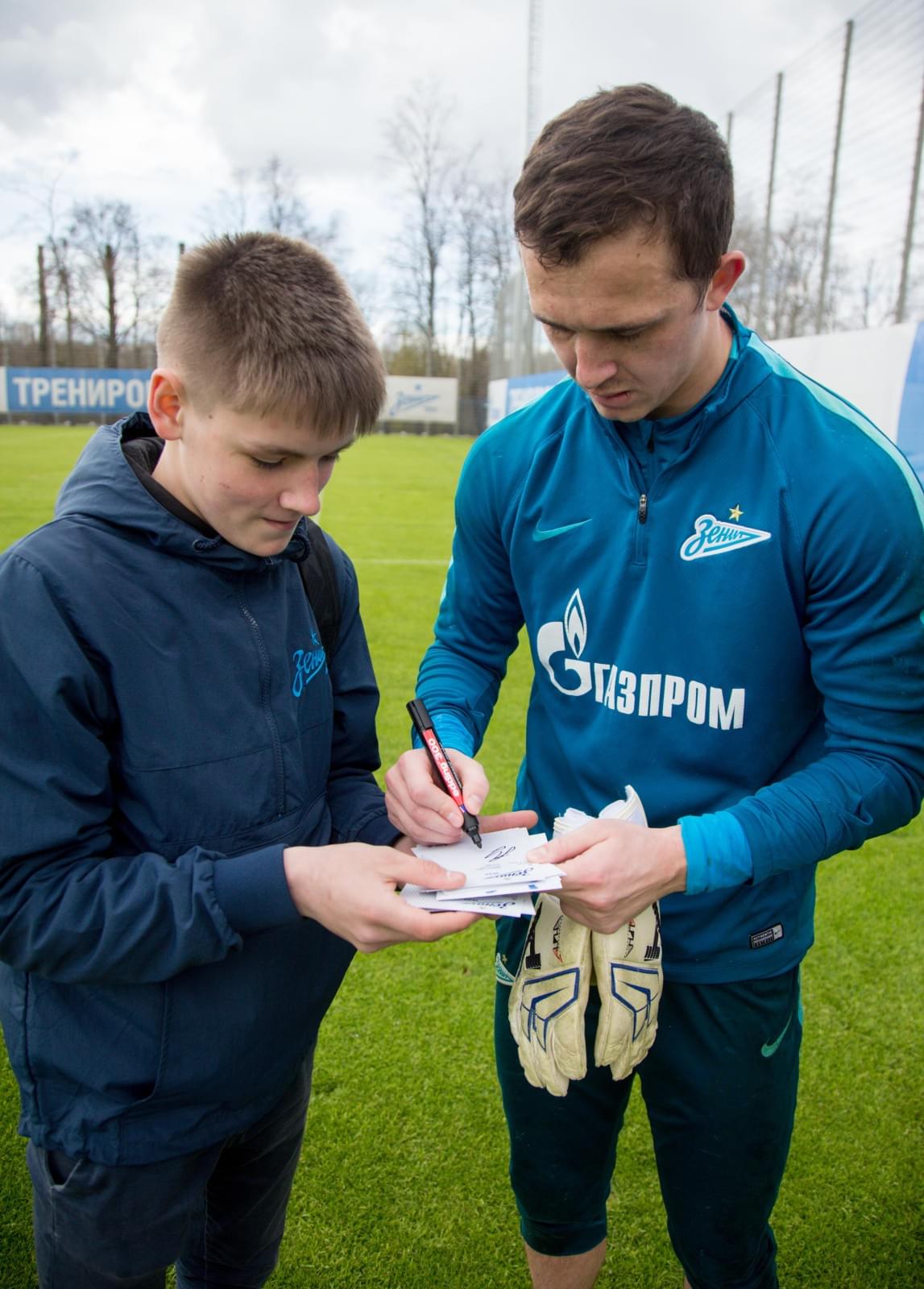 Никита Иванов, болельщик «Зенита» вручил награду «G-Drive. Лучший игрок апреля» голкиперу «Зенита» Андрею Луневу