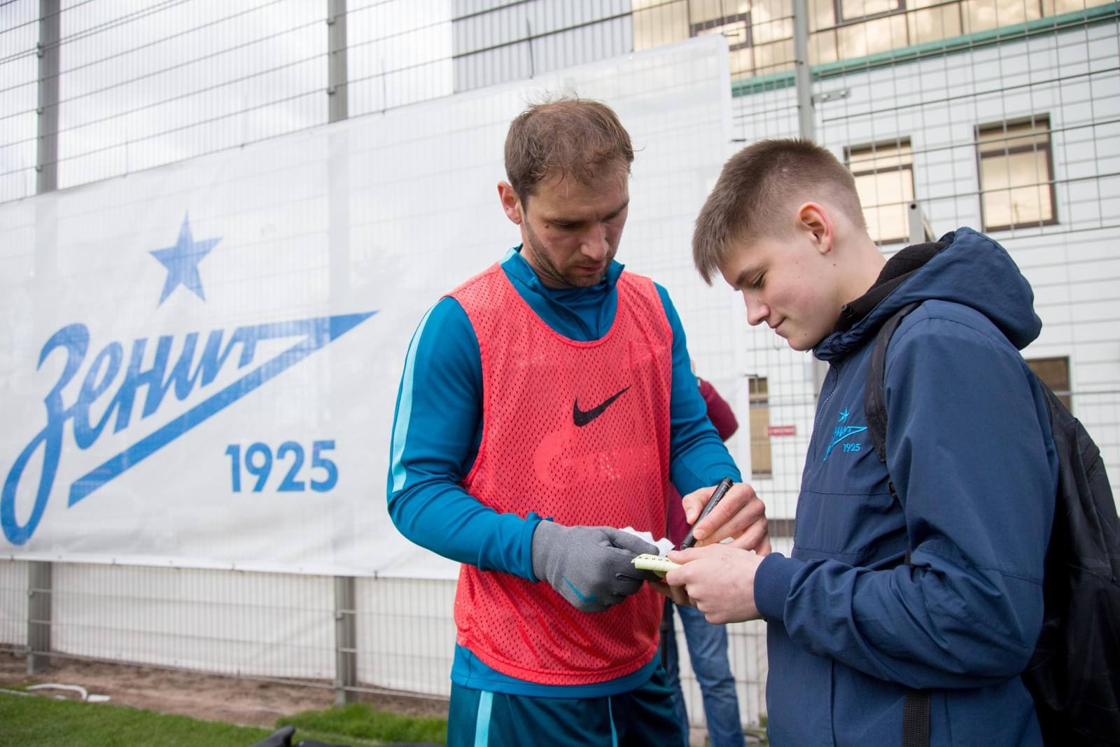 Никита Иванов, болельщик «Зенита» вручил награду «G-Drive. Лучший игрок апреля» голкиперу «Зенита» Андрею Луневу