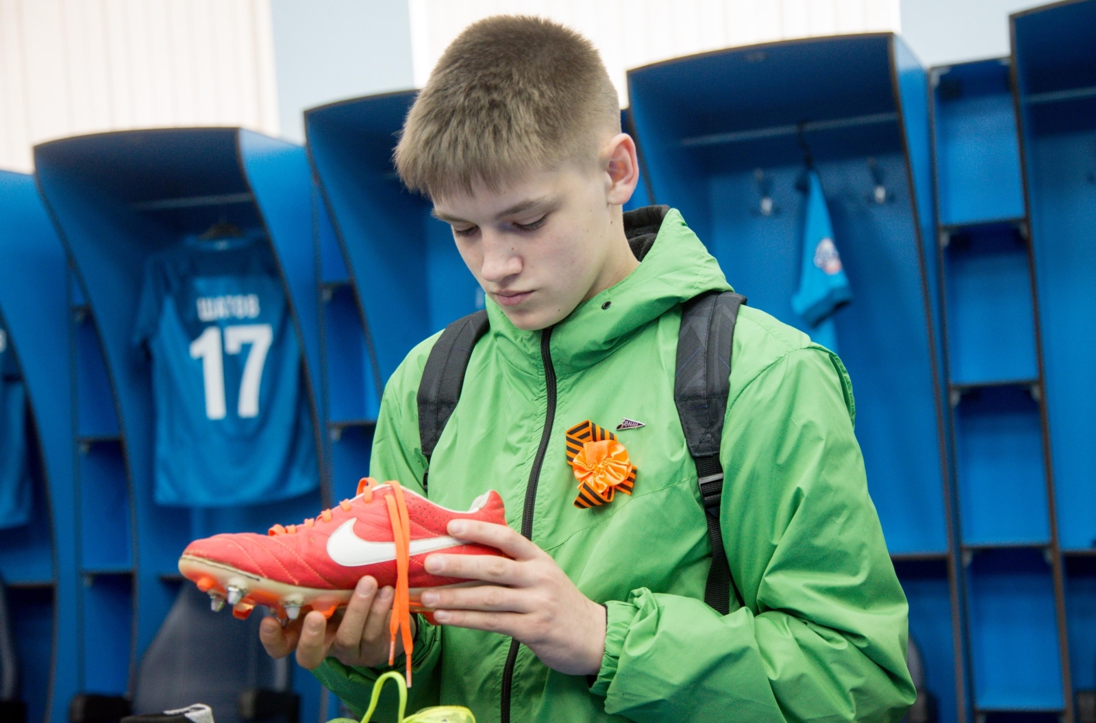 Никита Иванов, болельщик «Зенита» вручил награду «G-Drive. Лучший игрок апреля» голкиперу «Зенита» Андрею Луневу