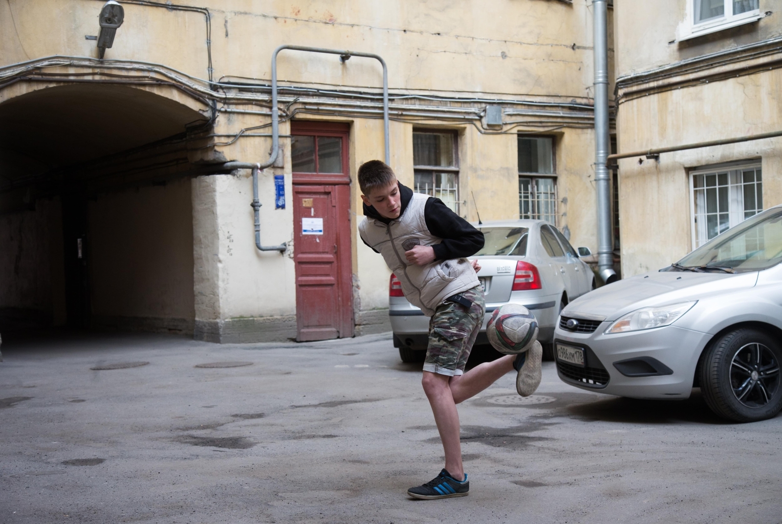 Никита Иванов, болельщик «Зенита» вручил награду «G-Drive. Лучший игрок апреля» голкиперу «Зенита» Андрею Луневу