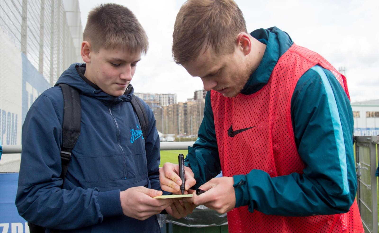 Никита Иванов, болельщик «Зенита» вручил награду «G-Drive. Лучший игрок апреля» голкиперу «Зенита» Андрею Луневу