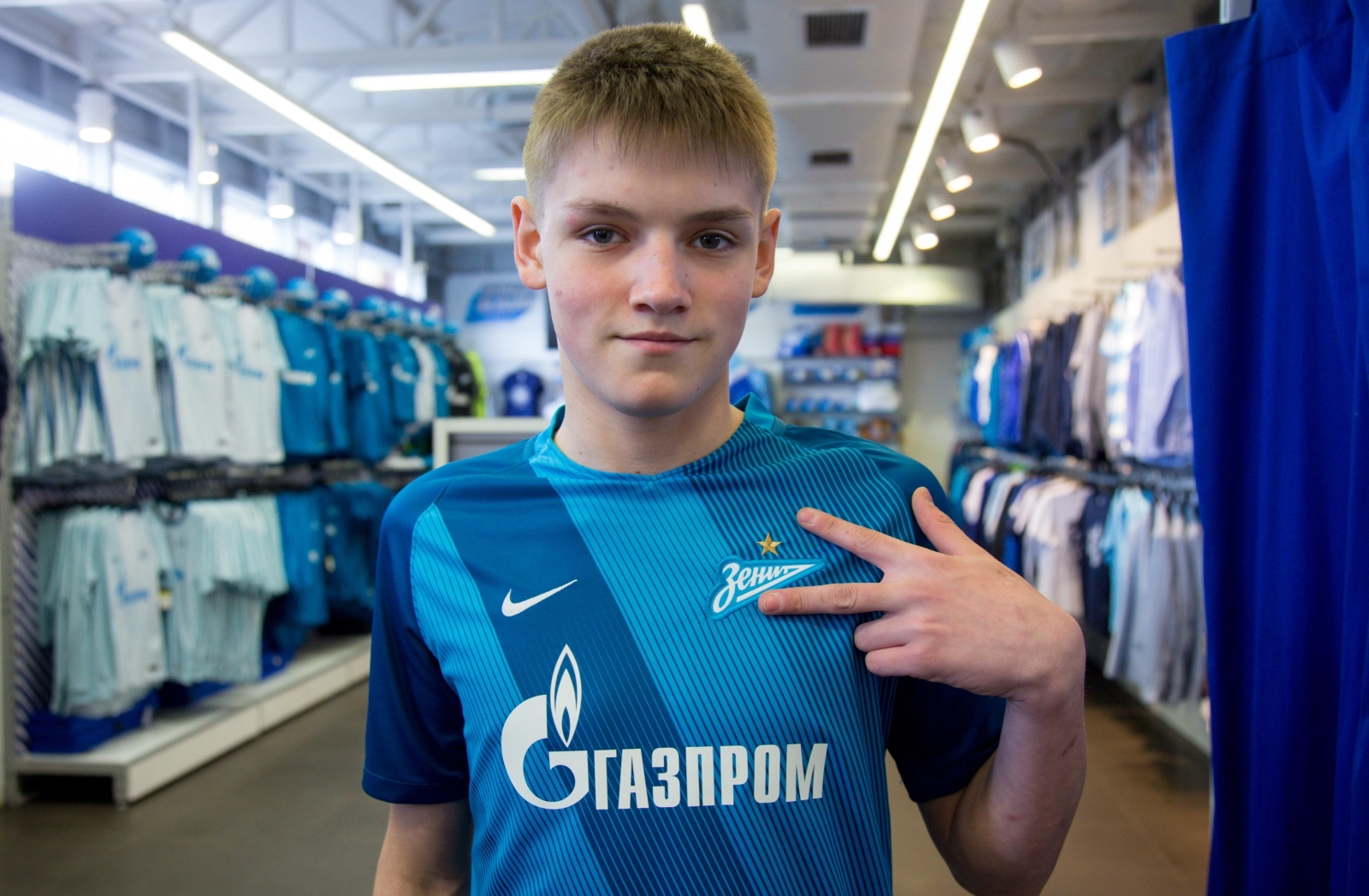 Никита Иванов, болельщик «Зенита» вручил награду «G-Drive. Лучший игрок апреля» голкиперу «Зенита» Андрею Луневу