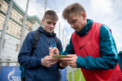 Никита Иванов, болельщик «Зенита» вручил награду «G-Drive. Лучший игрок апреля» голкиперу «Зенита» Андрею Луневу