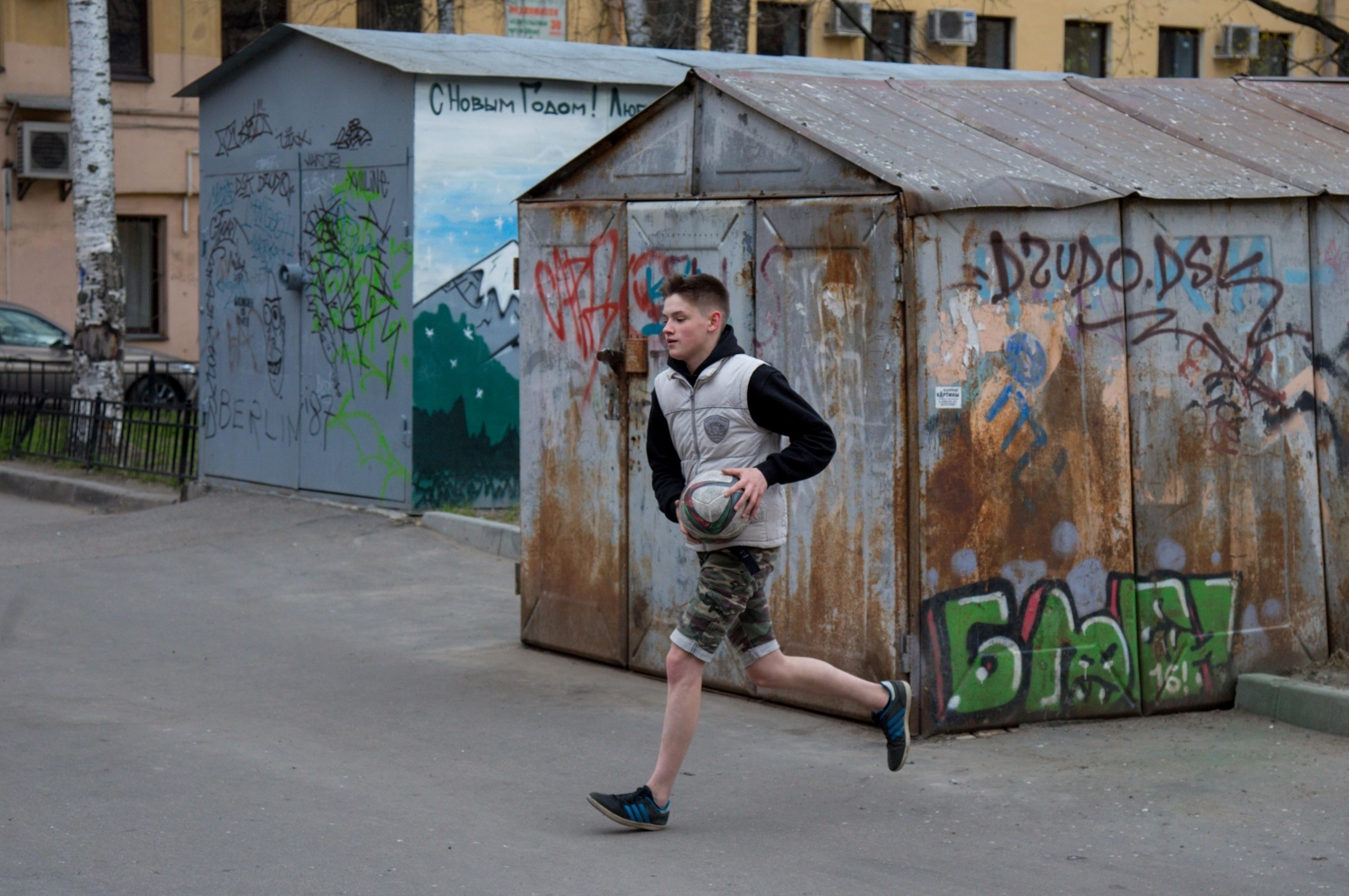 Никита Иванов, болельщик «Зенита» вручил награду «G-Drive. Лучший игрок апреля» голкиперу «Зенита» Андрею Луневу